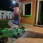 בית נופש Oasis *